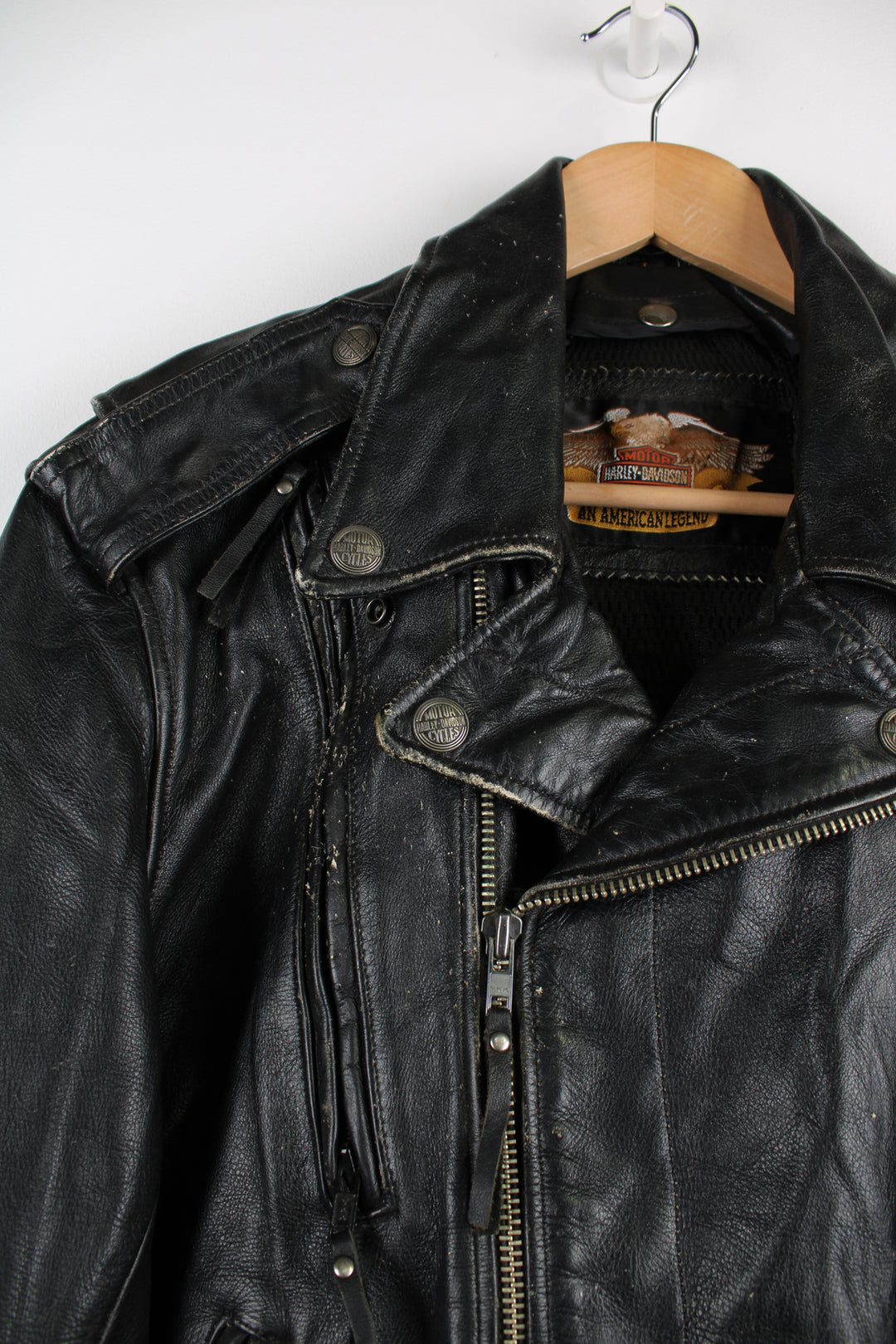 Vintage Harley Davidson Leather Biker Jacket in a black colourway, zip up with big collar, multiple pockets and ventilation zips, and has an adjustable waist belt.