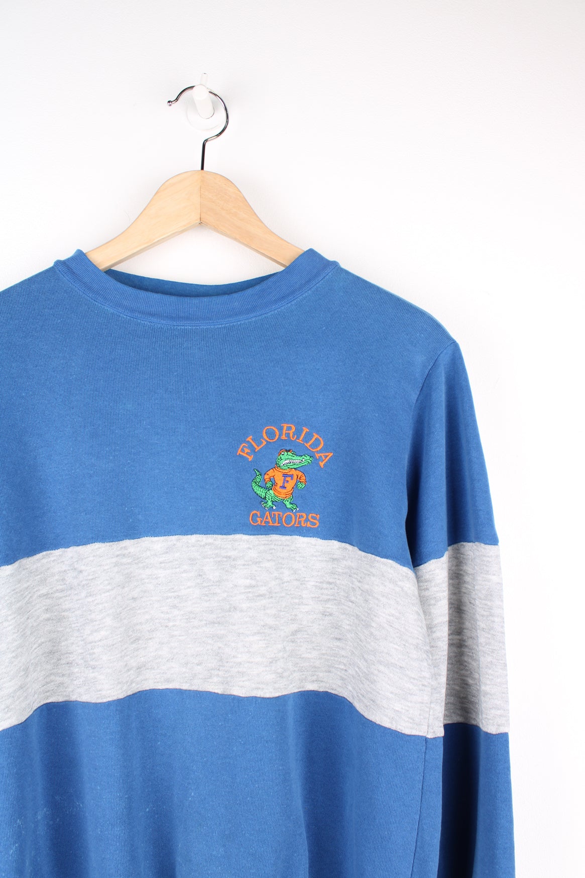 Vintage Florida Gators College Football Team Sweatshirt in a blue and grey colourway, and has the logo embroidered on the chest.