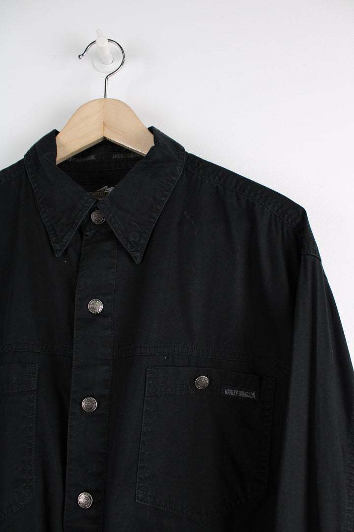 Harley Davidson Long Sleeved Shirt in a black colourway, button up, double chest pockets and logo embroidered on the front and big spell out on the back.