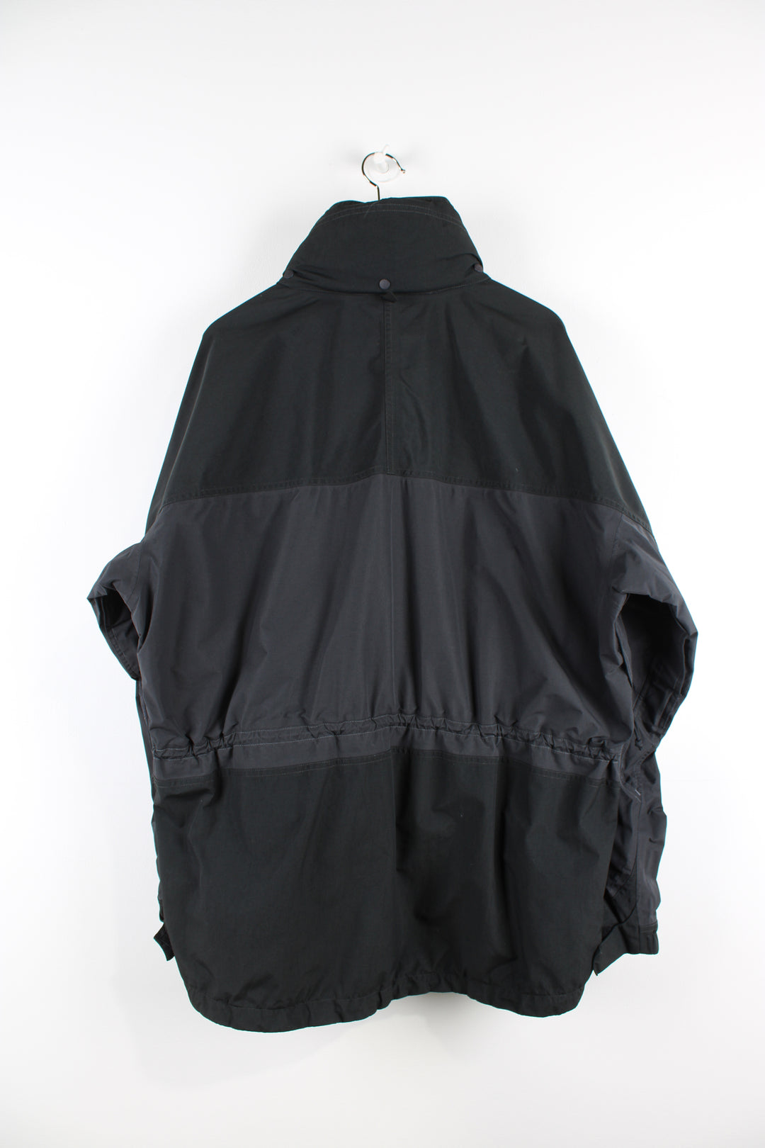 Patagonia black zip through Nitro Ii jacket. Features multiple pockets and drawstring waist