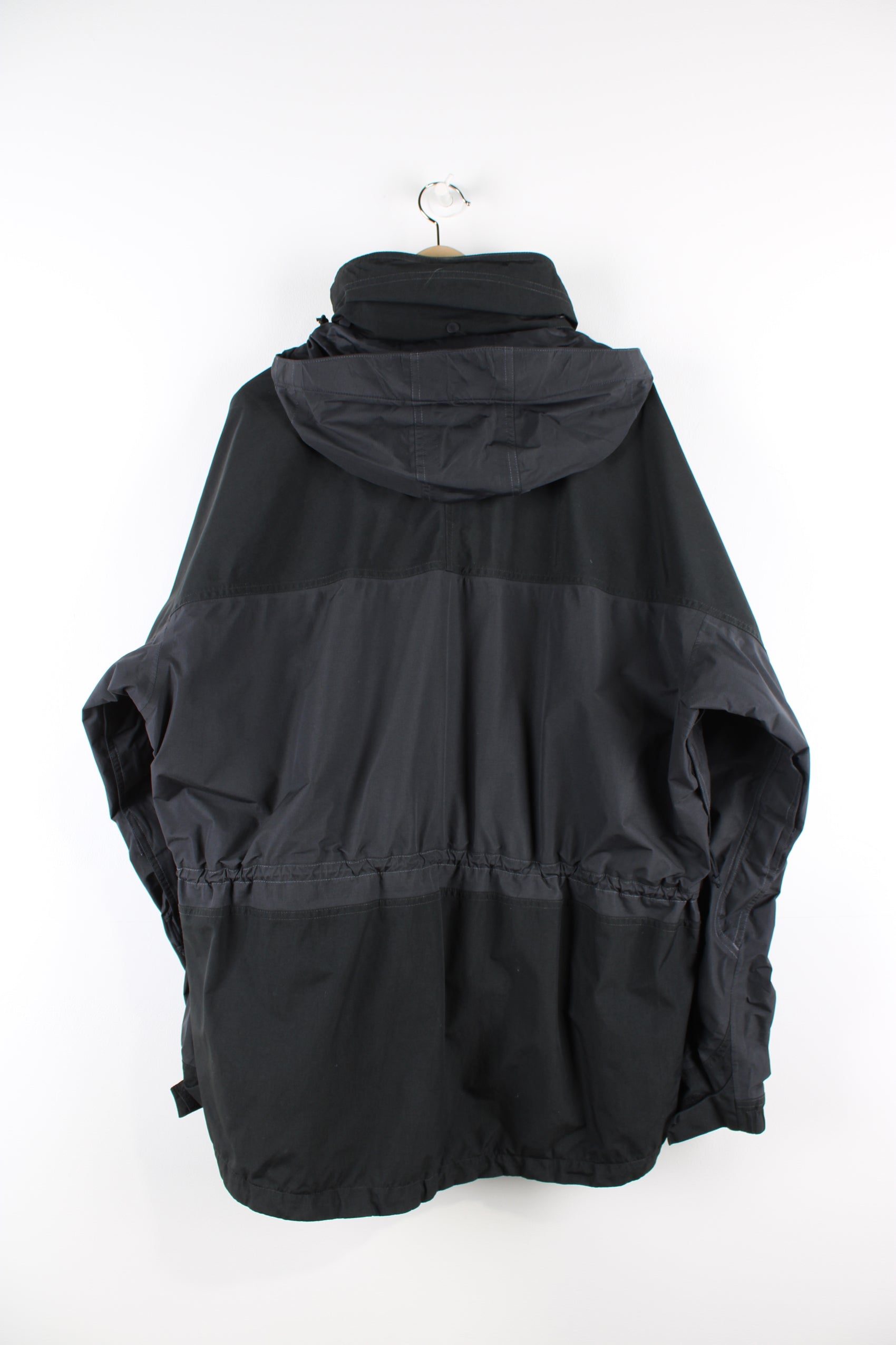 Patagonia black zip through Nitro Ii jacket. Features multiple pockets and drawstring waist