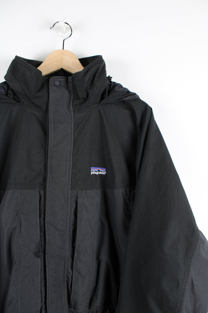 Patagonia black zip through Nitro Ii jacket. Features multiple pockets and drawstring waist