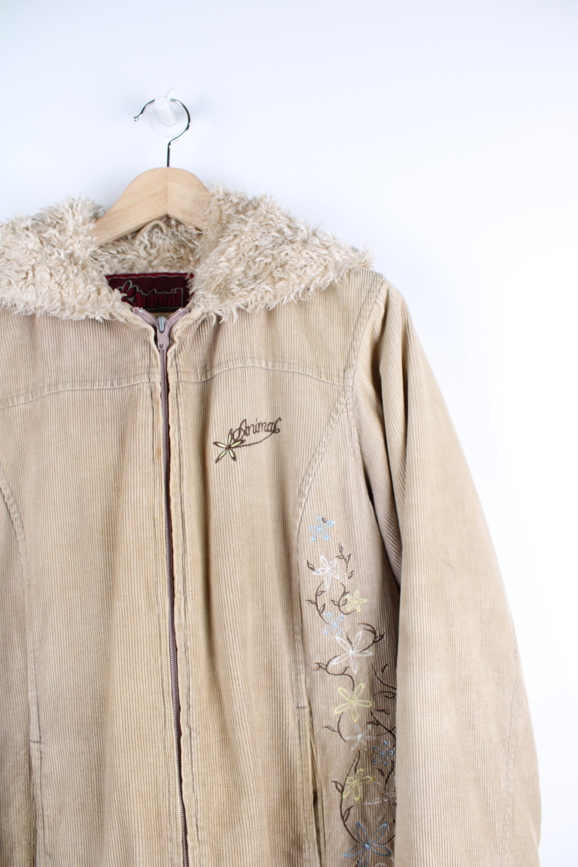 Vintage Animal y2k tanned corduroy jacket, zip up with two side pockets, hooded, fake fur lining, embroidered logo and floral pattern.