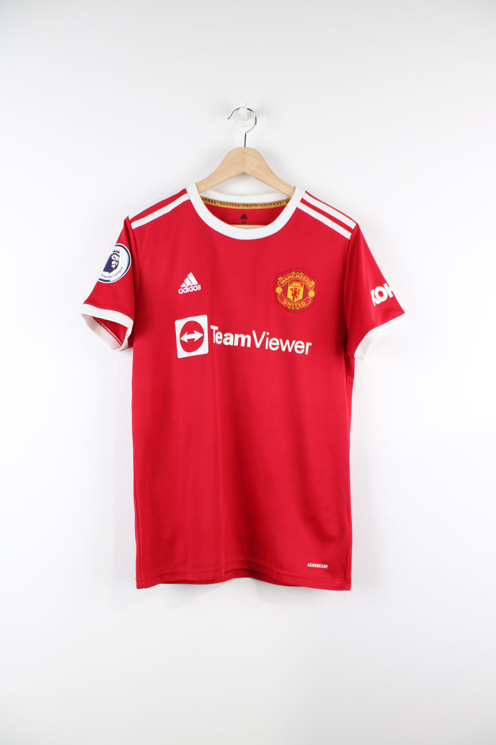 Manchester United 2021/22 home football shirt with Ronaldo number 7 on the back, has embroidered logos on the front and Premier League badge printed on the sleeve.