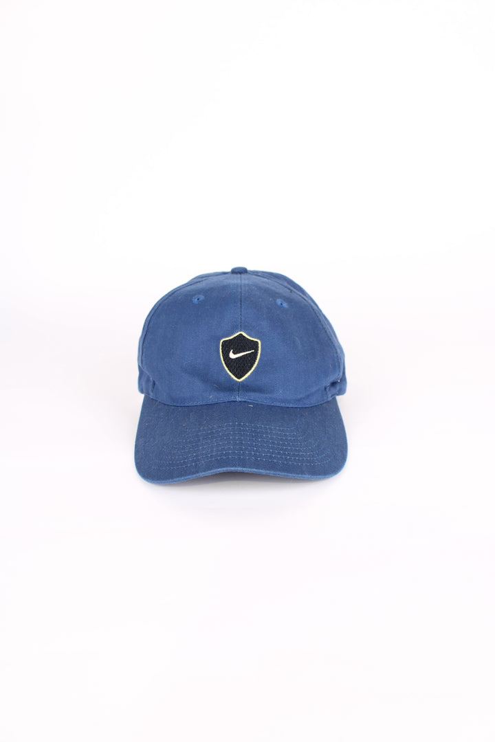 90's Nike cap in blue, 100% cotton, adjustable strap, and embroidered logo on the front. 