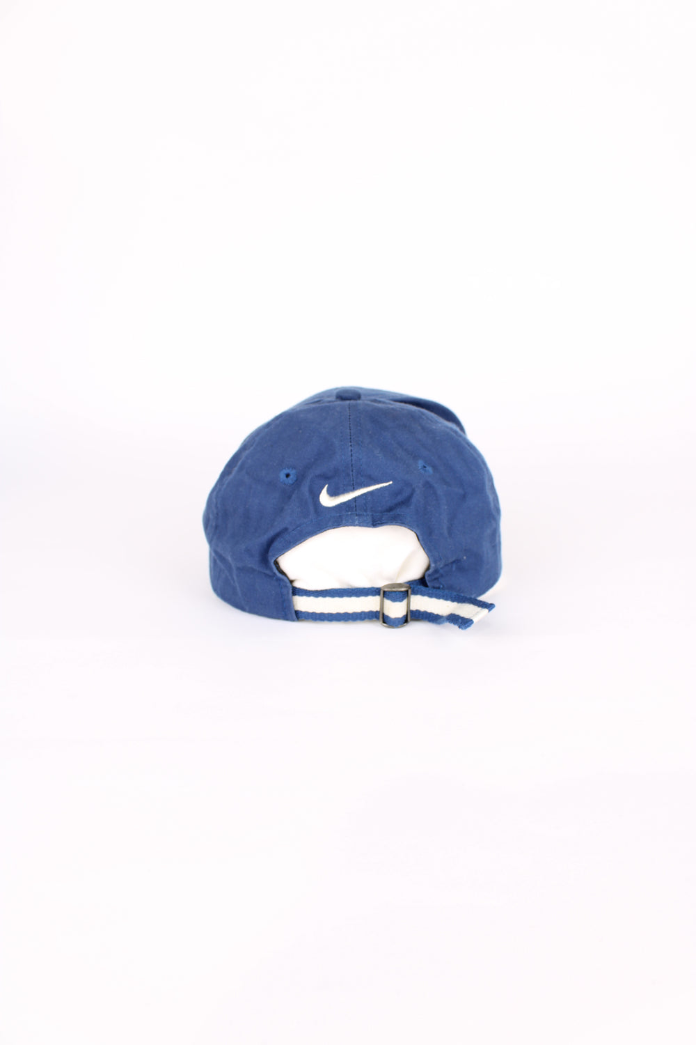 90's Nike cap in blue, 100% cotton, adjustable strap, and embroidered logo on the front. 