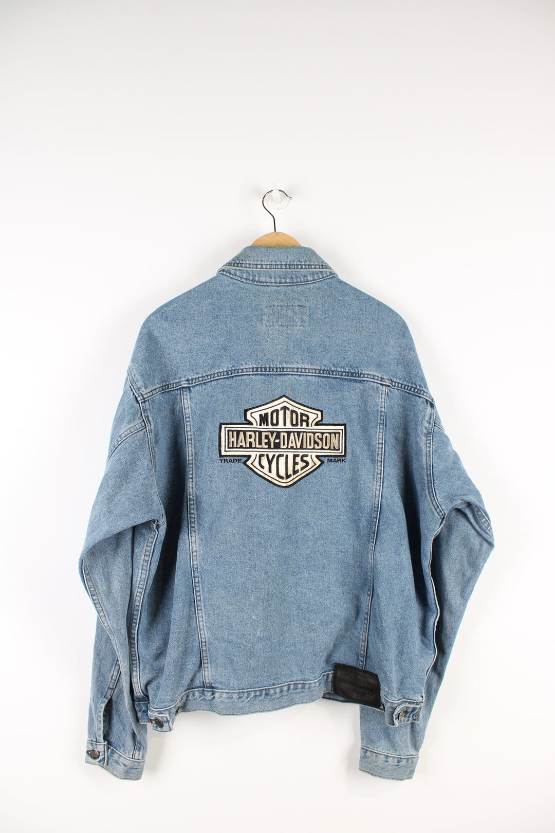 Vintage 90's Harley Davidson blue denim jacket, button up with multiple pockets and has big embroidered logo on the back.