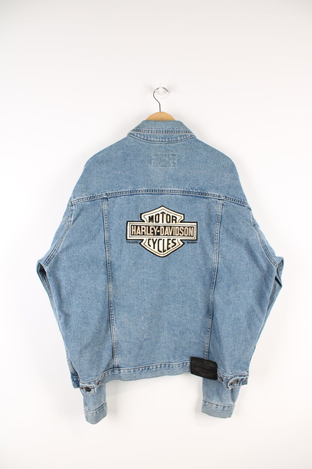 Vintage 90's Harley Davidson blue denim jacket, button up with multiple pockets and has big embroidered logo on the back.