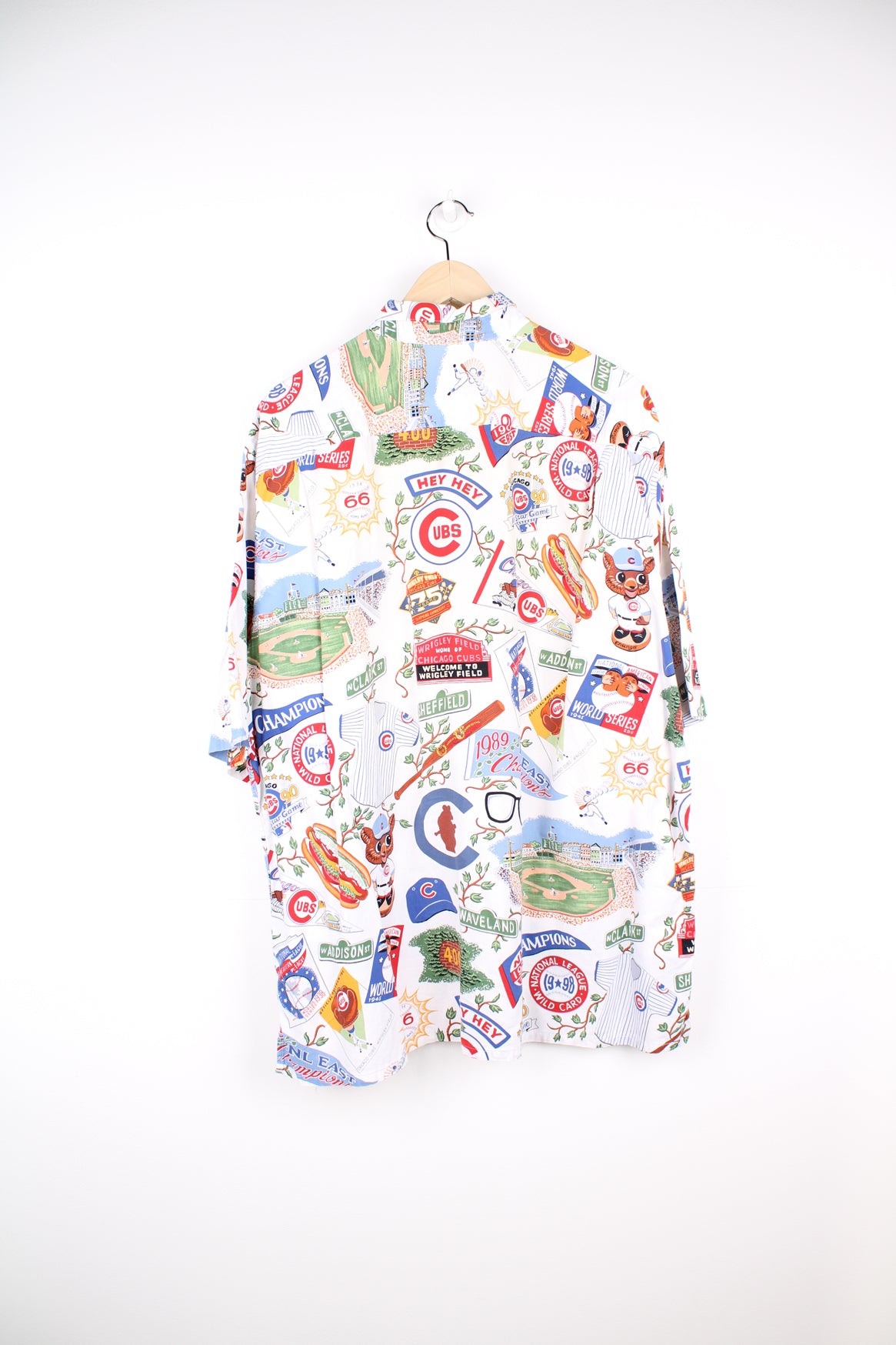 90s white Chicago Cubs MLB Hawaiian Shirt with all over print. Made by Reyn Spooner. good condition  Size in Label:  Mens XL