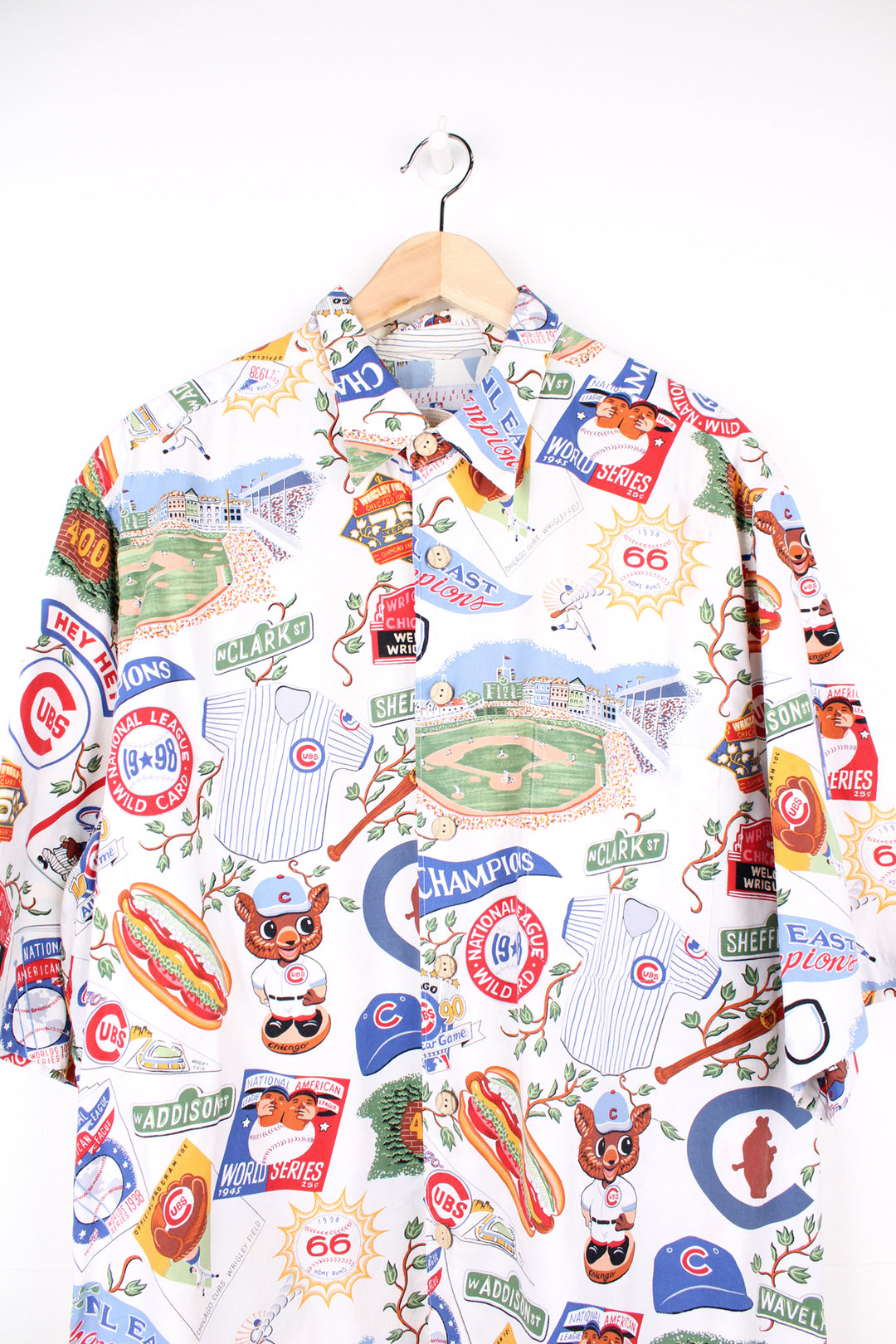 90s white Chicago Cubs MLB Hawaiian Shirt with all over print. Made by Reyn Spooner. good condition  Size in Label:  Mens XL