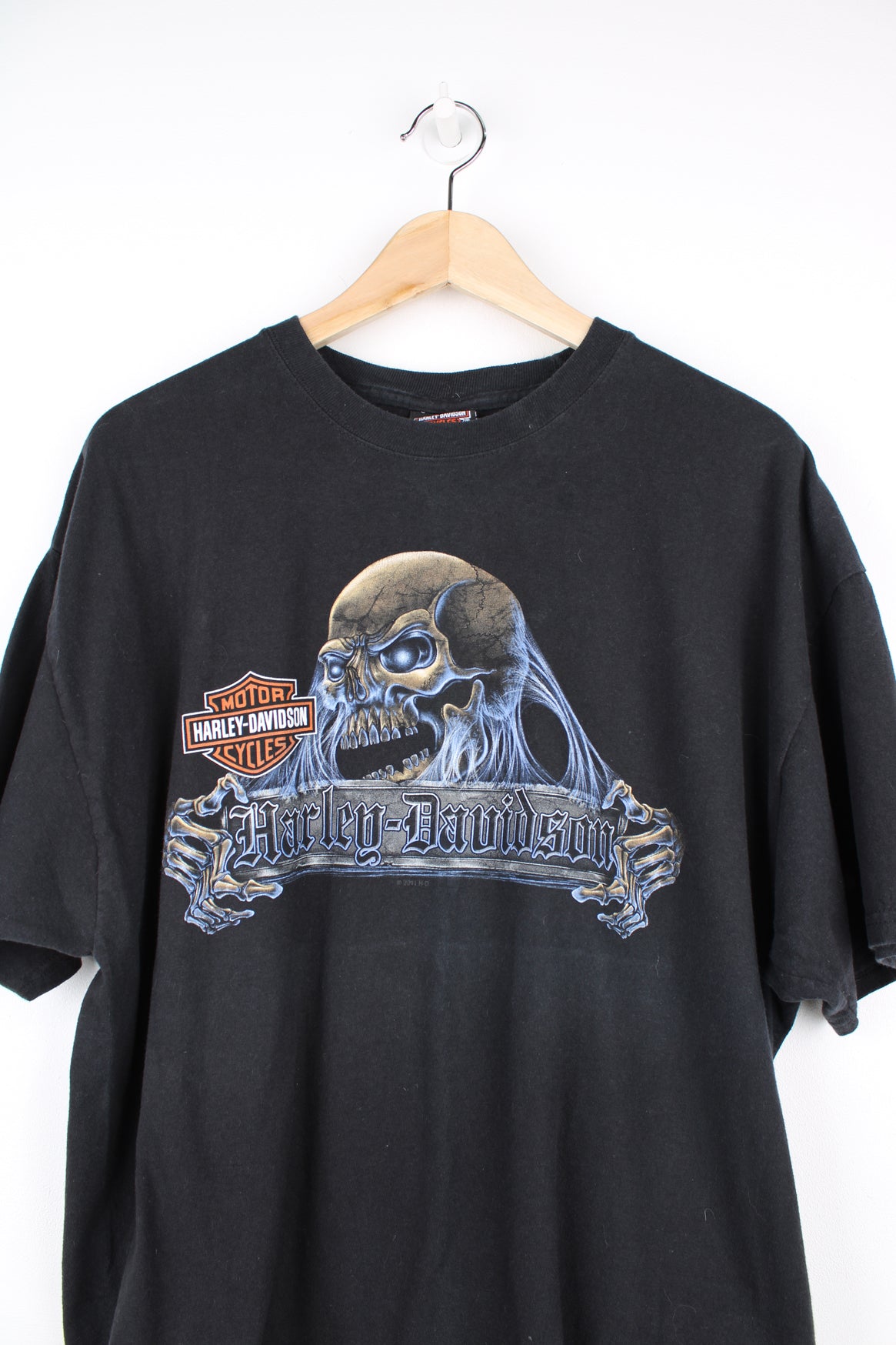 Harley Davidson t-shirt in black with printed skull graphic on the front and flaming Harley logo on the back. good condition - light line mark on the front under the skull graphic (see photos) Size in Label: Mens XL- Measures more like a L