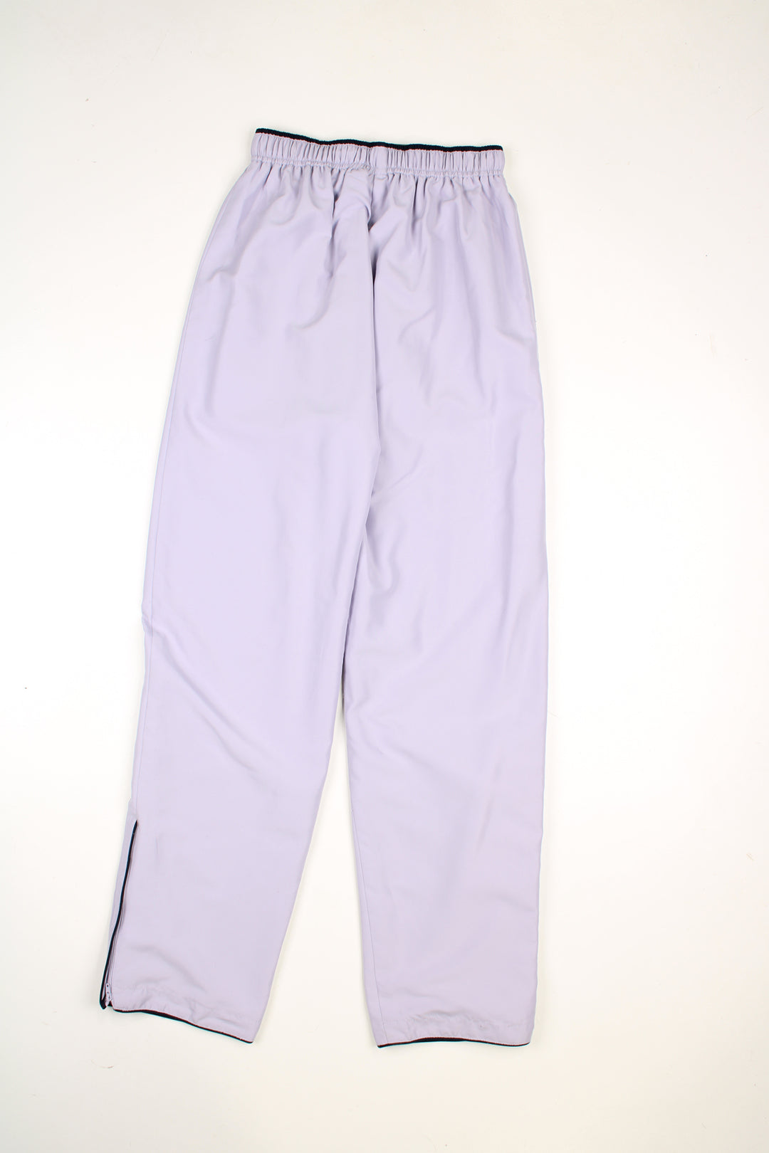 Vintage Ellesse tracksuit bottoms in a purple colourway, elasticated waist, pockets and has logo embroidered on the front.