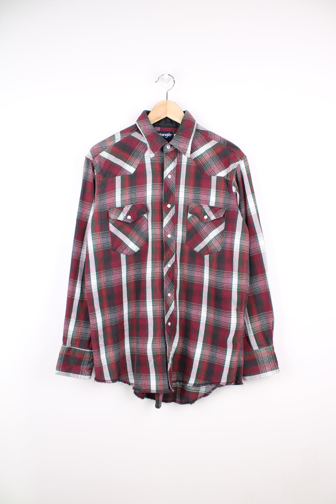 Vintage Wrangler long sleeve flannel shirt in red. The shirt is a regular fit with X-Long tail. Closes with silver popper buttons. good condition - edges have been overlocked but are slightly frayed (see photos) Size in Label: 16 1/2 - 34 - Measures like a Mens M 