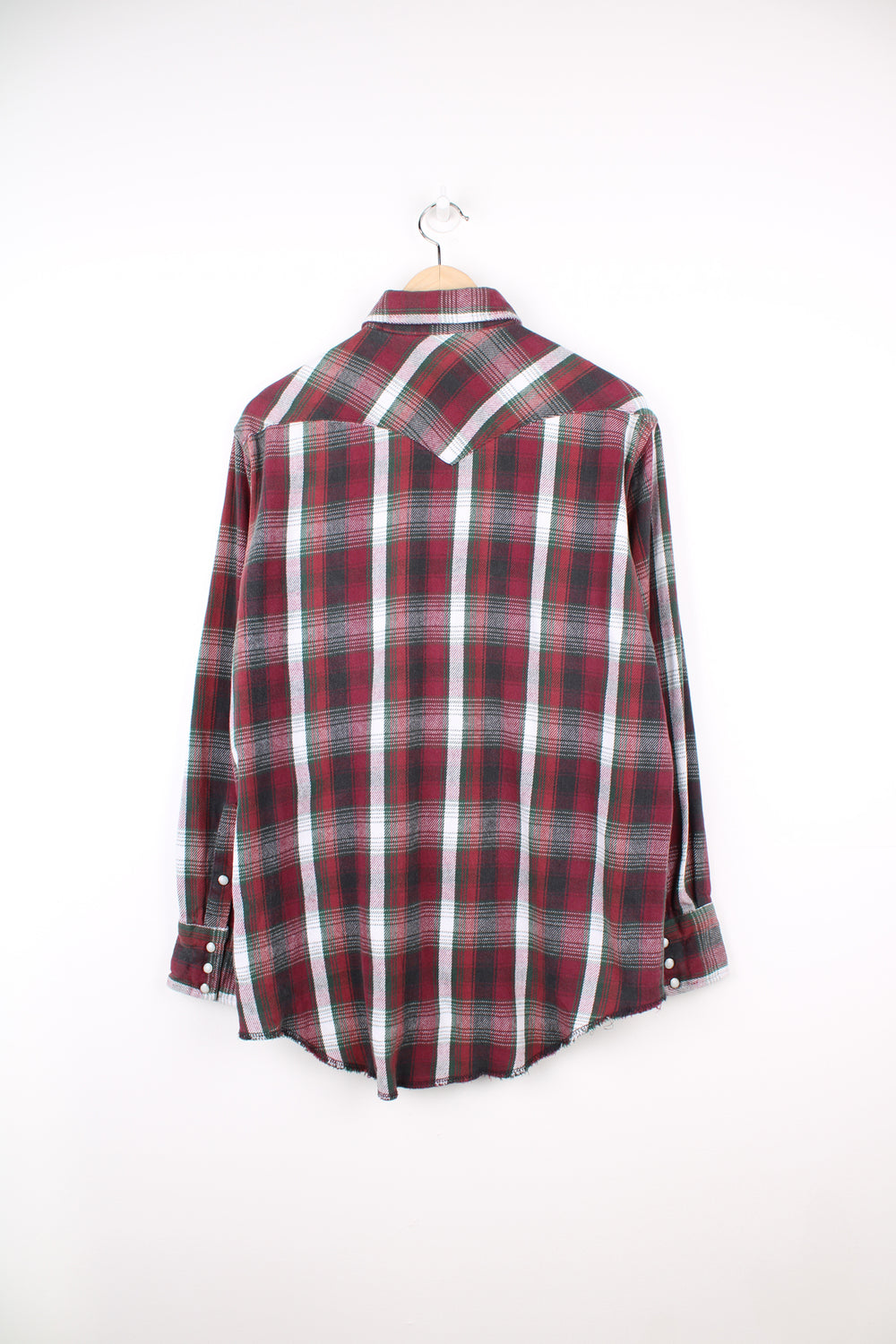 Vintage Wrangler long sleeve flannel shirt in red. The shirt is a regular fit with X-Long tail. Closes with silver popper buttons. good condition - edges have been overlocked but are slightly frayed (see photos) Size in Label: 16 1/2 - 34 - Measures like a Mens M 