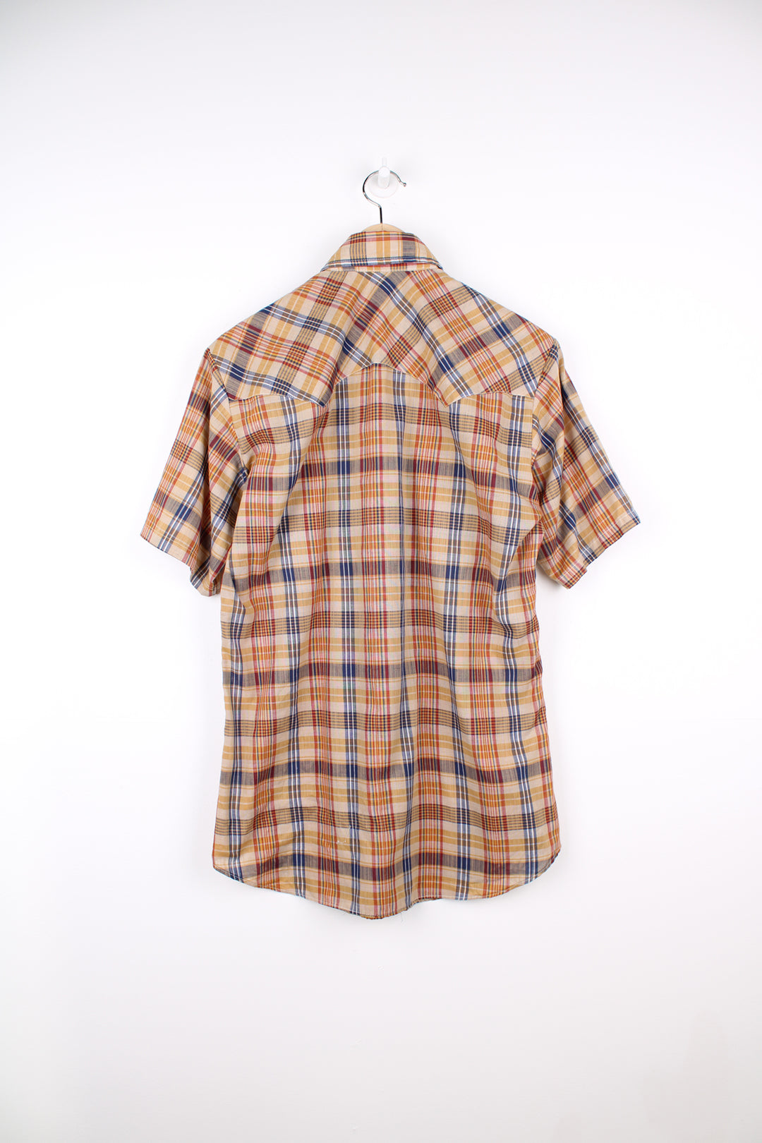 Vintage Levis short sleeve check shirt in orange colourway. Features white Levis tab on the pocket, western yoke detail on the front and back shoulders and closes with silver popper buttons. good condition - edges have been overlocked but are slightly frayed (see photos) Size in Label: Mens M 