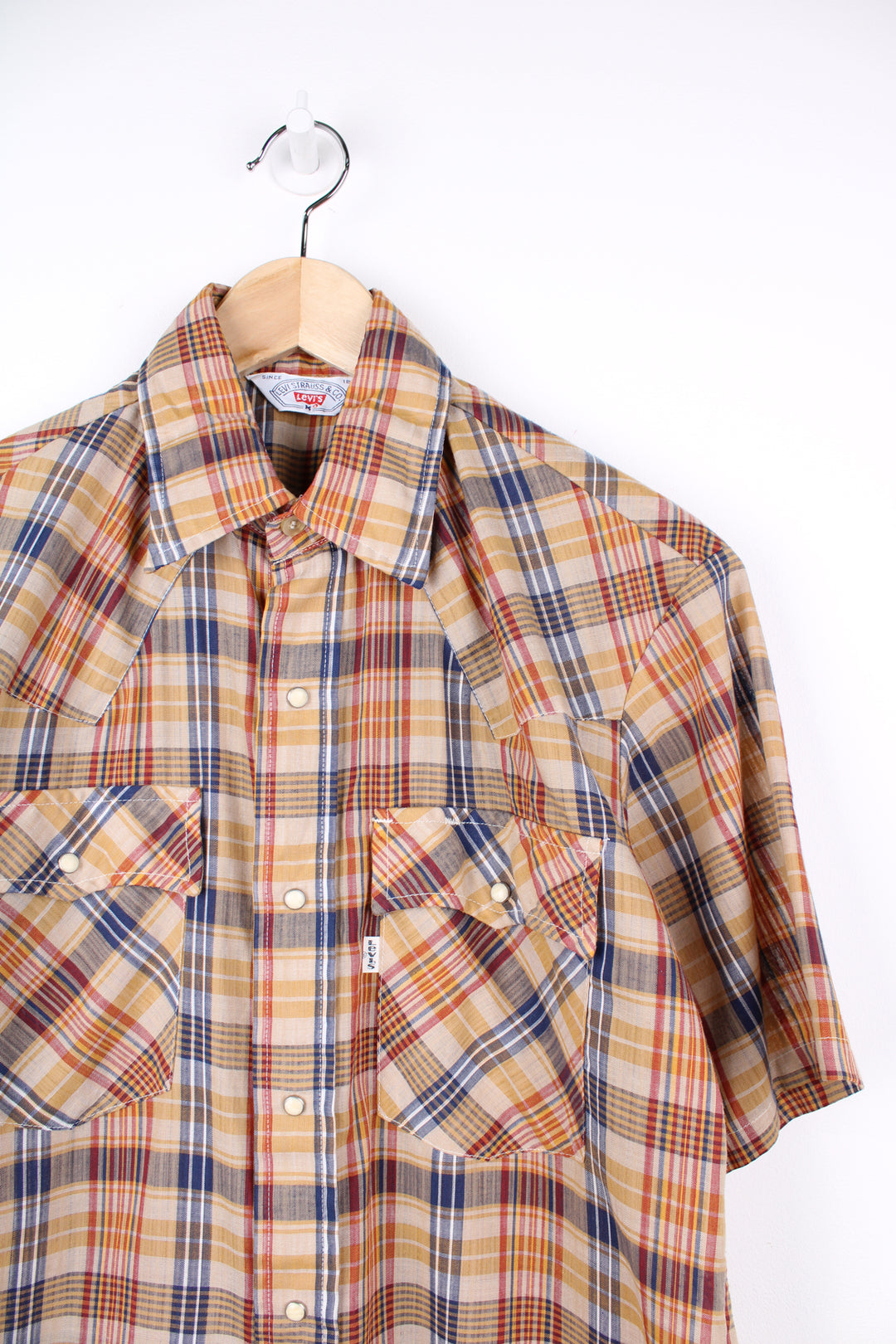 Vintage Levis short sleeve check shirt in orange colourway. Features white Levis tab on the pocket, western yoke detail on the front and back shoulders and closes with silver popper buttons. good condition - edges have been overlocked but are slightly frayed (see photos) Size in Label: Mens M 