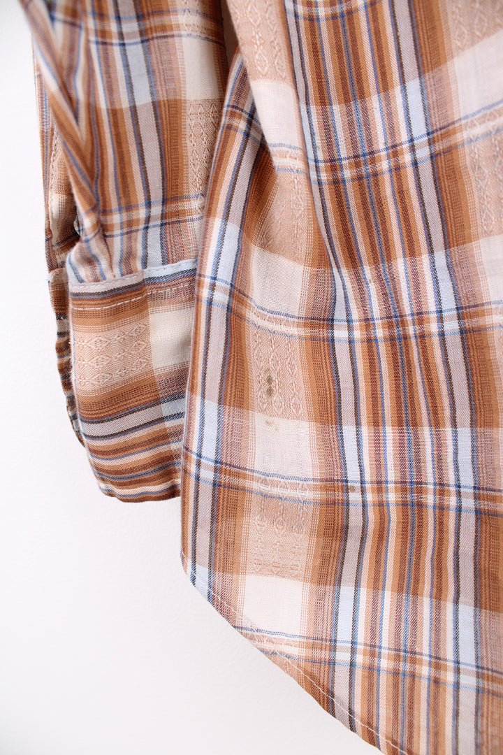 Vintage 80's Levis short sleeve check shirt in orange and brown colourway. Features white Levis tab on the pocket, western yoke detail on the front and back shoulders and closes with silver pearl snap buttons. good condition - small marks throughout (see photos) Size in Label: Mens M