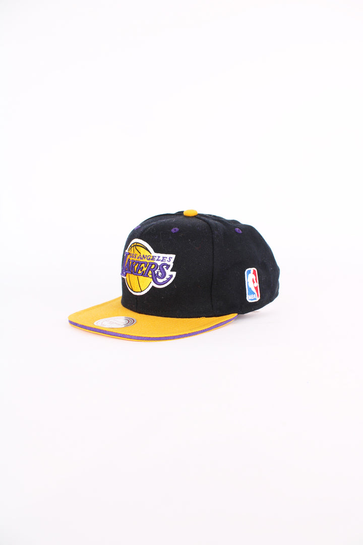 Black and yellow Los Angeles Lakers snapback. Has adjustable strap at the back