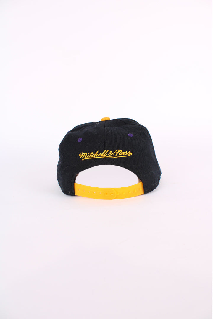 Black and yellow Los Angeles Lakers snapback. Has adjustable strap at the back