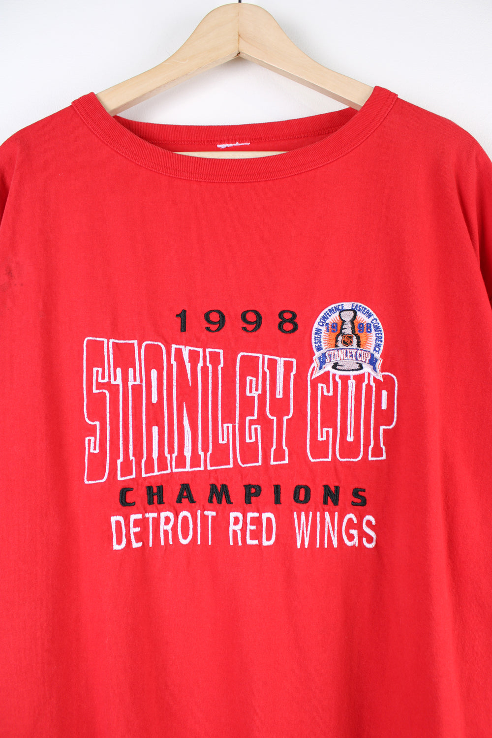 Vintage 1998 Detroit Red Wings Stanley Cup champions t-shirt. Features embroidered design on the front.  good condition - faint mark on the front near the arm and mark on the back near the hem (see photos)  Size in Label:  Label has been removed - Measures like a Mens L