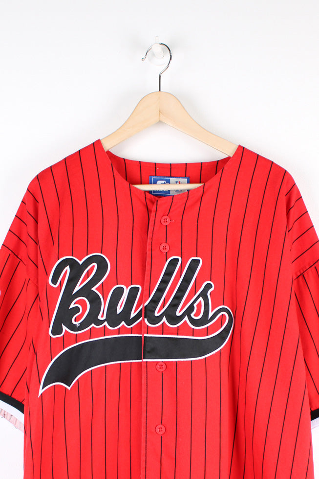 Chicago Bulls baseball style jersey, made by starter. Features red and black striped pattern, embroidered Starter, Chicago Bulls and NBA logo on the arms and applique "Bulls" on the front.   good condition - small pull in the front on the B and small mark on the arm (see photos).  Size in Label:  Mens XL