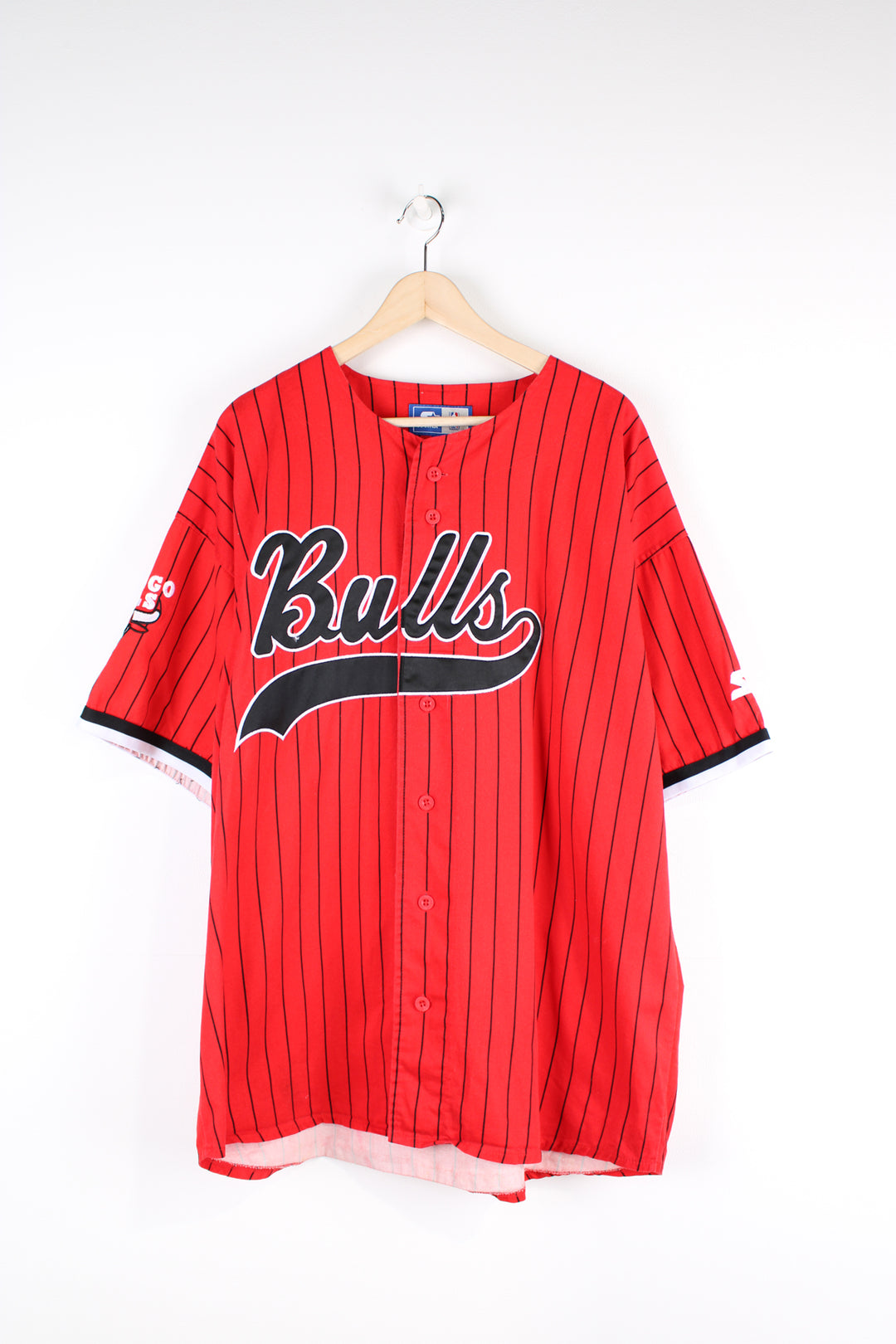 Chicago Bulls baseball style jersey, made by starter. Features red and black striped pattern, embroidered Starter, Chicago Bulls and NBA logo on the arms and applique "Bulls" on the front.   good condition - small pull in the front on the B and small mark on the arm (see photos).  Size in Label:  Mens XL