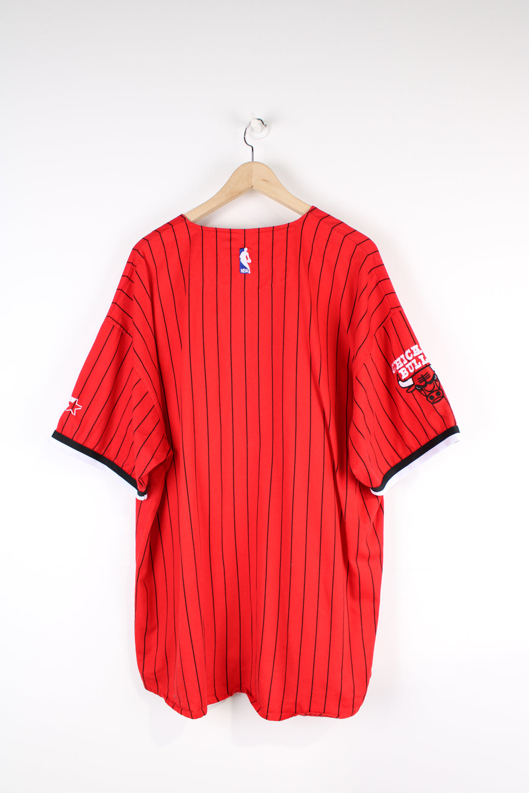 Chicago Bulls baseball style jersey, made by starter. Features red and black striped pattern, embroidered Starter, Chicago Bulls and NBA logo on the arms and applique "Bulls" on the front.   good condition - small pull in the front on the B and small mark on the arm (see photos).  Size in Label:  Mens XL