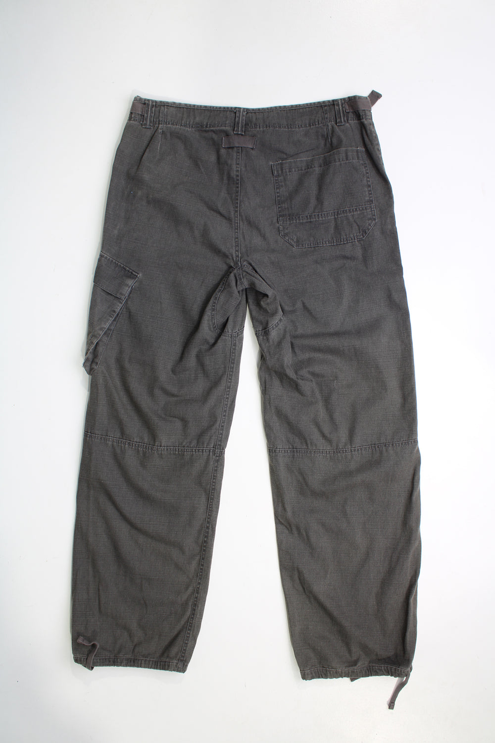 Y2k Nike low rise, grey, wide leg cargo trousers. Features adjustable straps at the waist to slightly adjust the fit and embroidered Nike logo on the leg.  good condition   Size in Label:  Womens M - Measures more like a womens XL