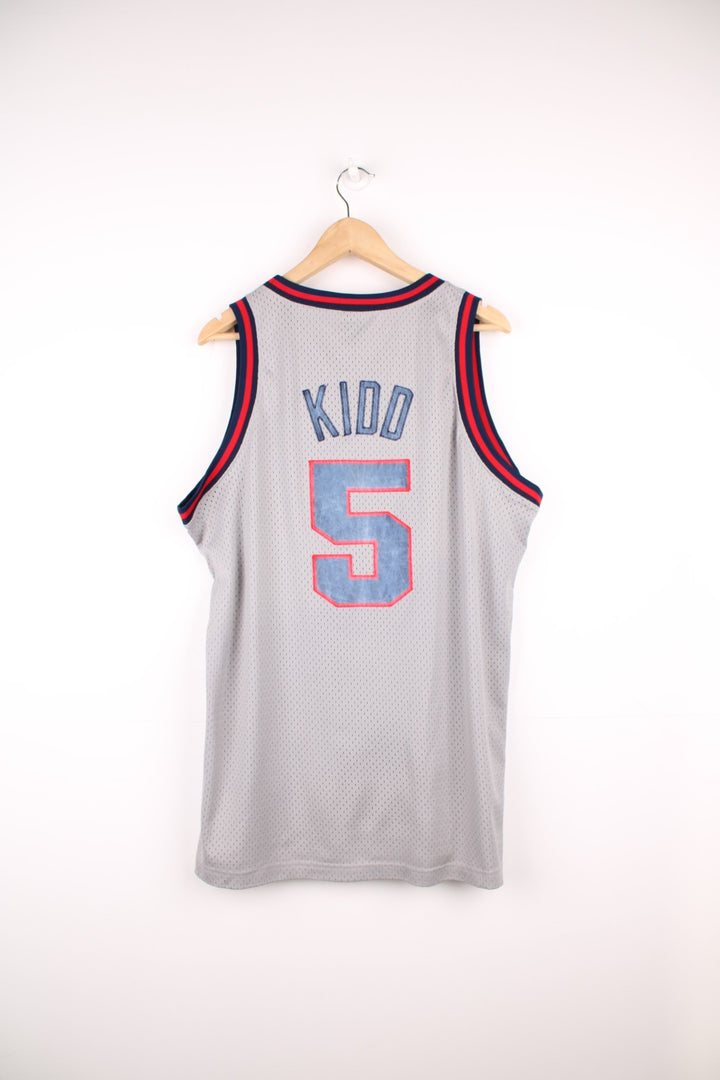 New Jersey Nets, Kidd #5 Nike NBA basketball jersey in a grey, red and blue colourway. Features embroidered lettering on the front and bag, and logos on the chest.