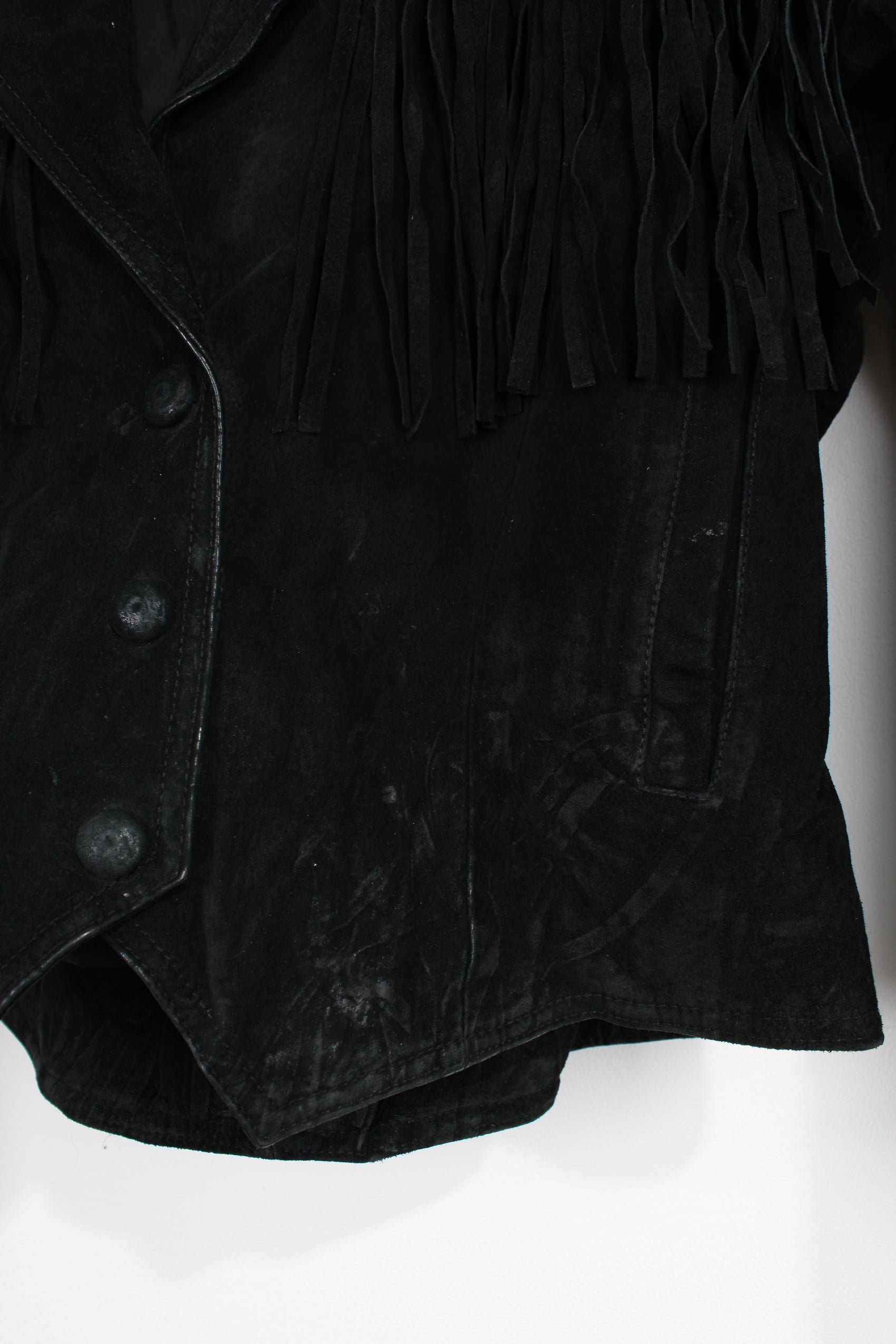 Vintage black cropped suede fringe jacket features three popper buttons at the front