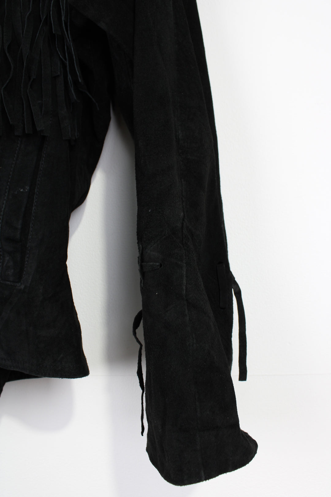 Vintage black cropped suede fringe jacket features three popper buttons at the front