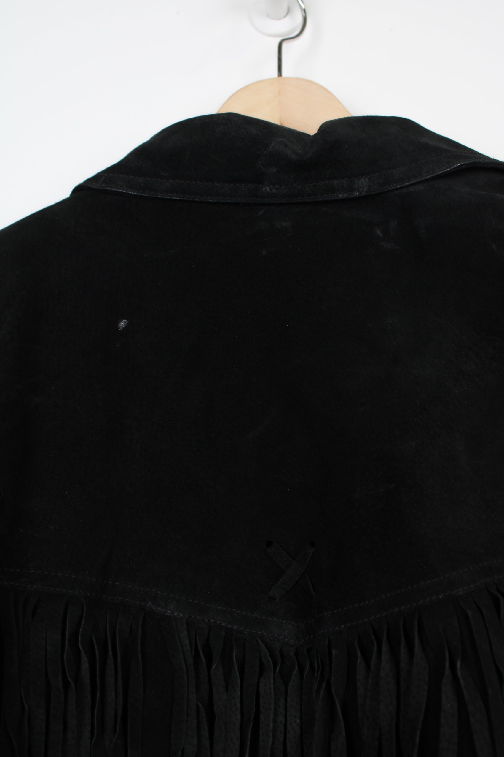 Vintage black cropped suede fringe jacket features three popper buttons at the front