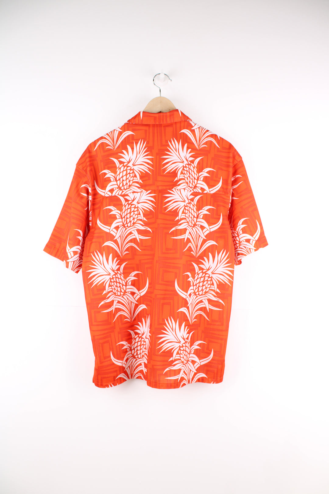 Billabong Hawaiian Shirt in a orange and white colourway, floral pattern design printed all over, button up and has a chest pocket.