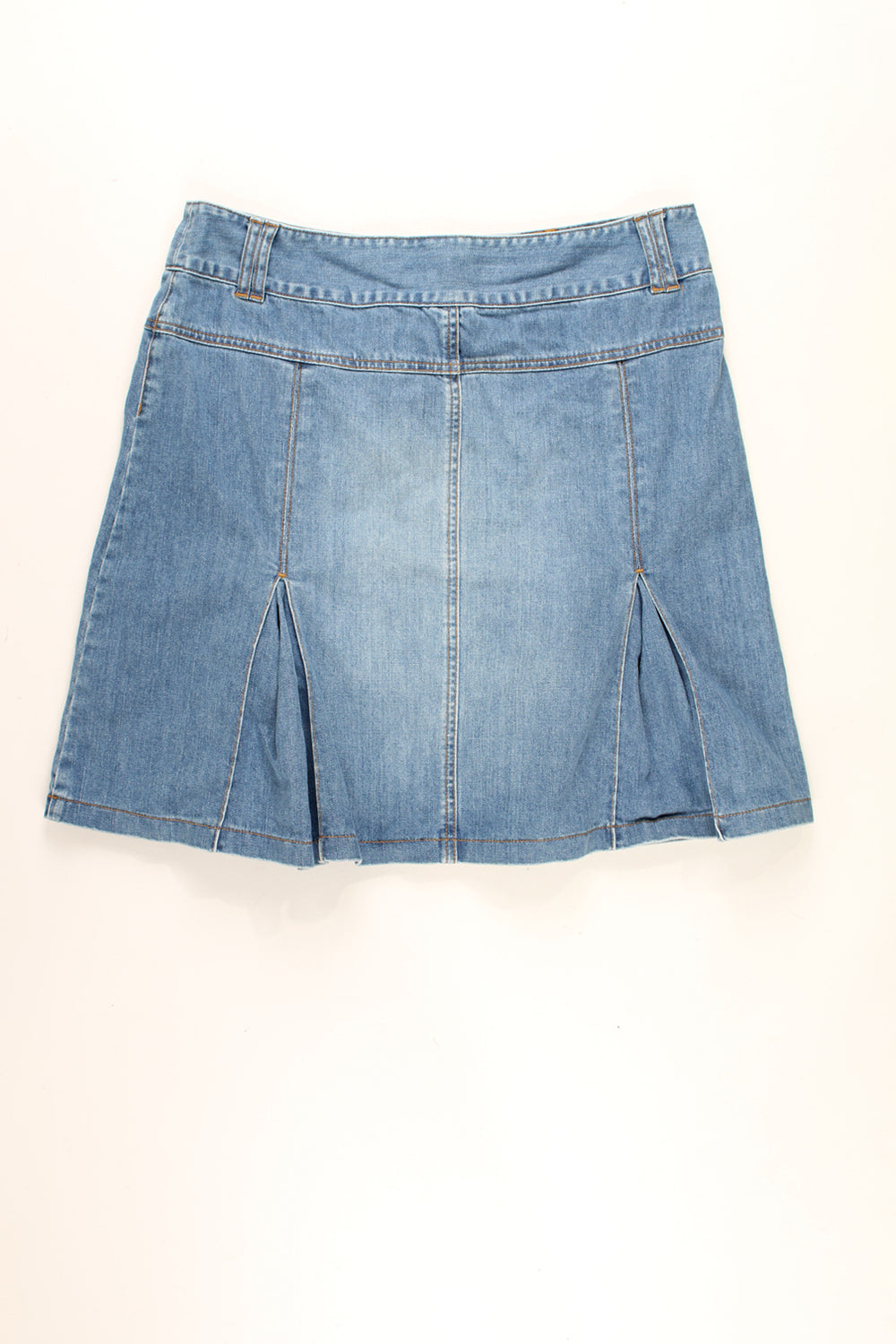 Vintage Y2K Bay light wash denim, midi skirt. Features plated pocket details and four pleats 