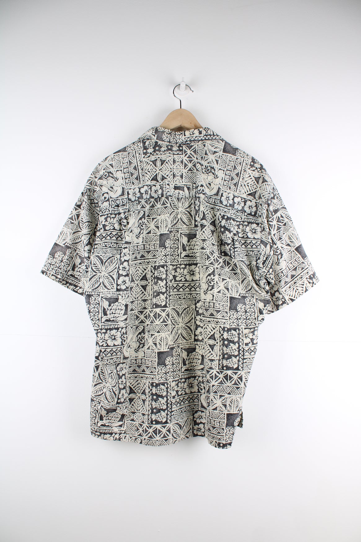 Quiksilver Hawaiian Shirt in a tan and black colourway, floral design printed all over, button up with a camp collar and has a chest pocket.