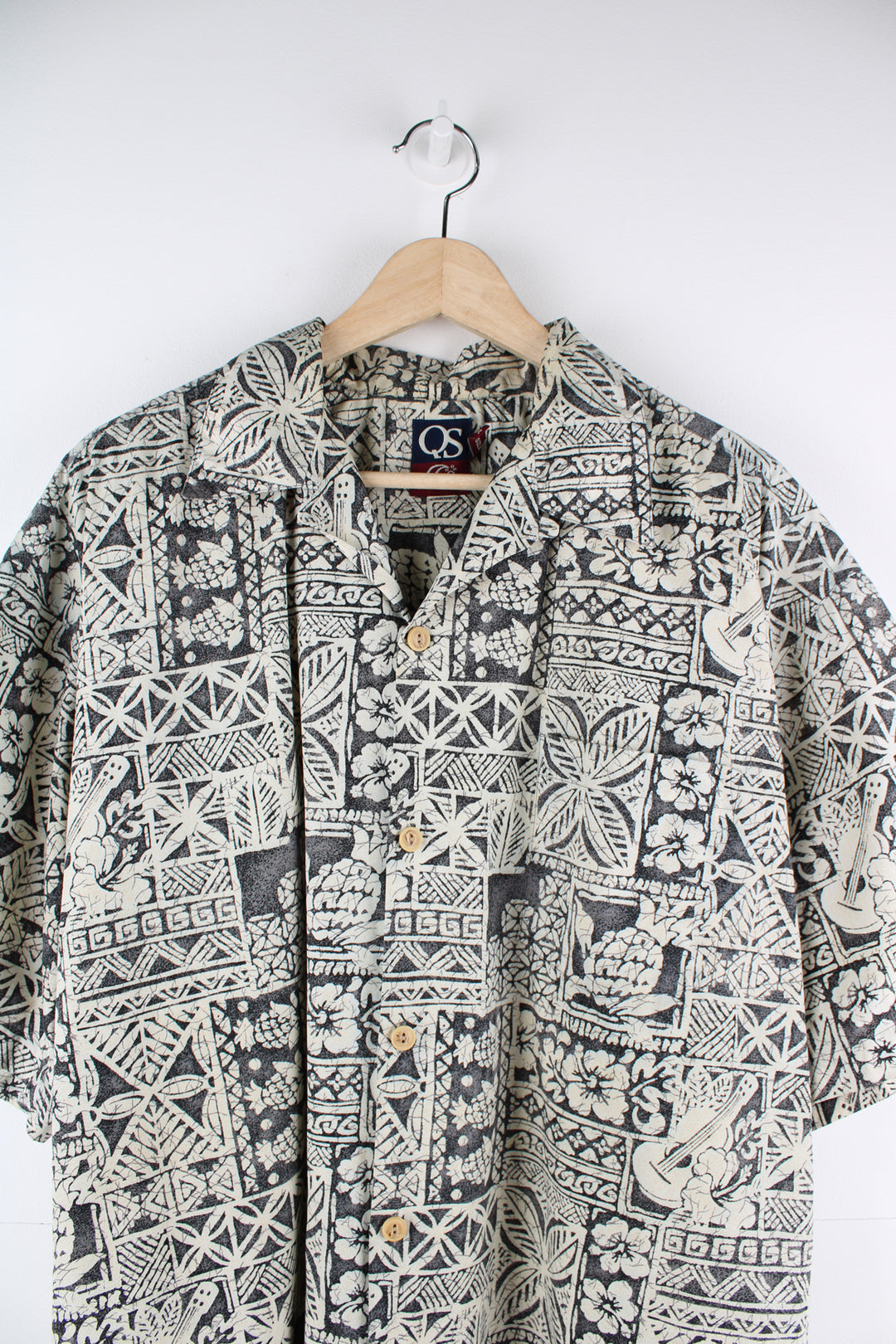 Quiksilver Hawaiian Shirt in a tan and black colourway, floral design printed all over, button up with a camp collar and has a chest pocket.