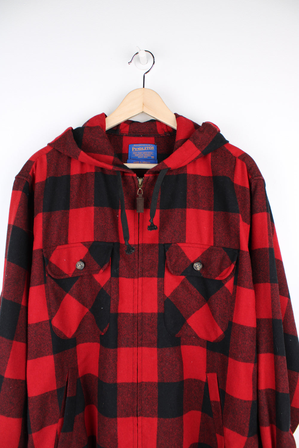 00's Pendleton red plaid shirt/ lightweight jacket with zip to close and hood. Made from 100% wool.  good condition  Size in Label:   Mens M