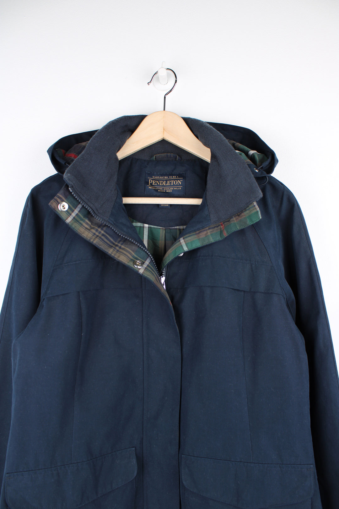 Modern Pendleton Woolen Mills jacket with popper button and zip to close. Navy blue coat with fold away hood and elasticated cuffs and collar. good condition - some light marks Size in Label: Mens M