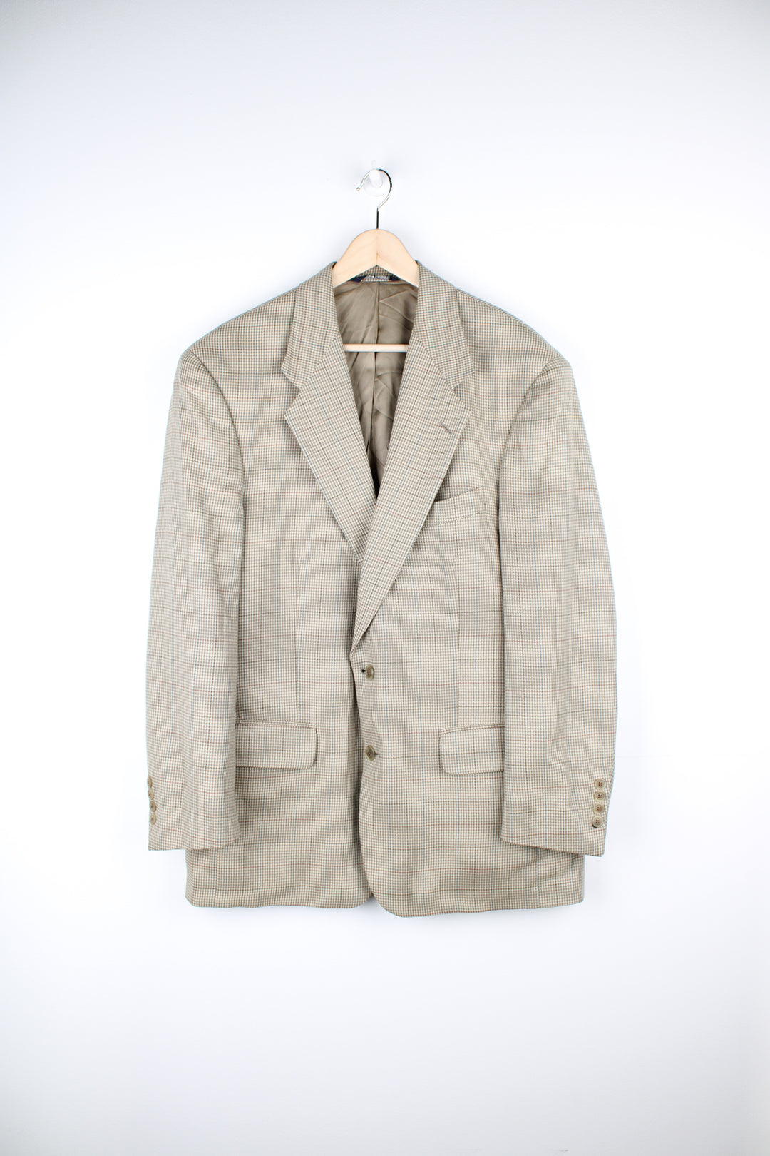 Vintage Burberry wool blazer in beige dogtooth tweed pattern. Closes with two buttons down the front.  good condition  Size on Label:  No Size - please see measurements below, Measures like a Mens L