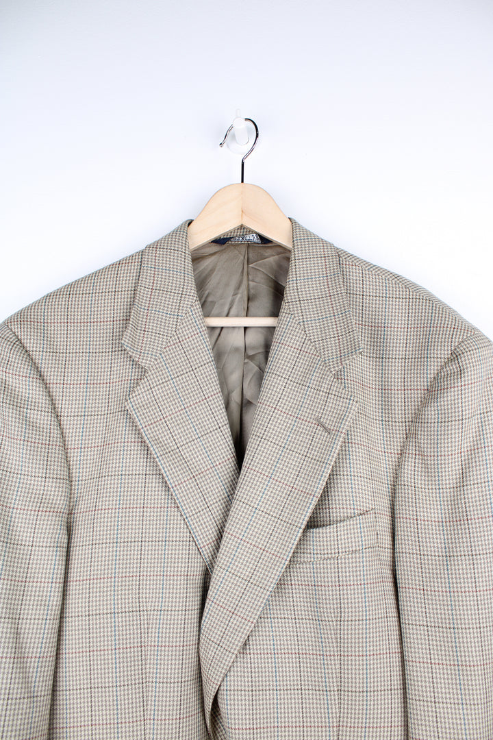 Vintage Burberry wool blazer in beige dogtooth tweed pattern. Closes with two buttons down the front.  good condition  Size on Label:  No Size - please see measurements below, Measures like a Mens L