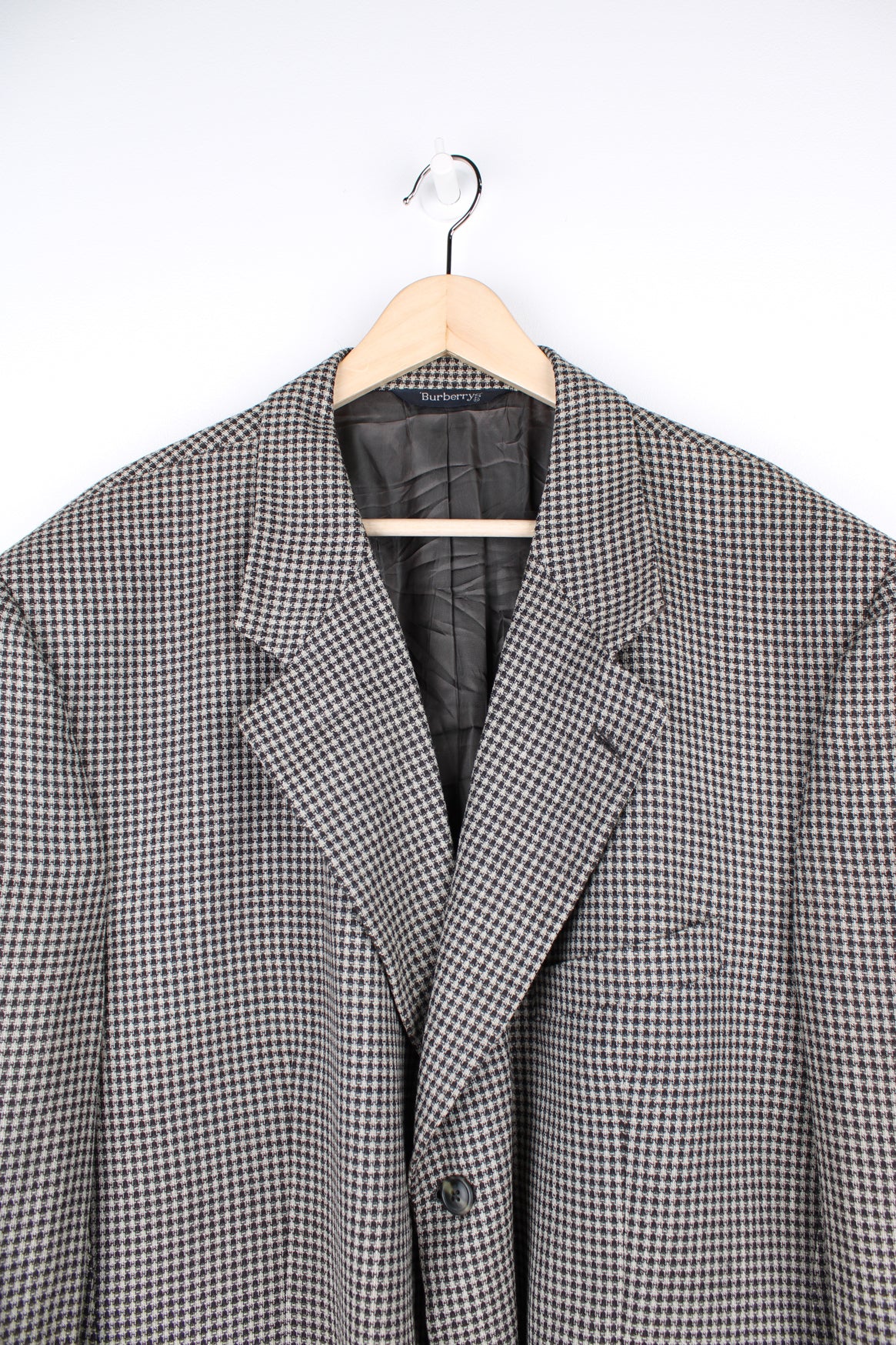 Vintage Burberry wool blazer in grey dogtooth tweed pattern. Closes with three buttons down the front.  good condition   Size on Label:  No Size - please see measurements below, Measures like a Mens XL