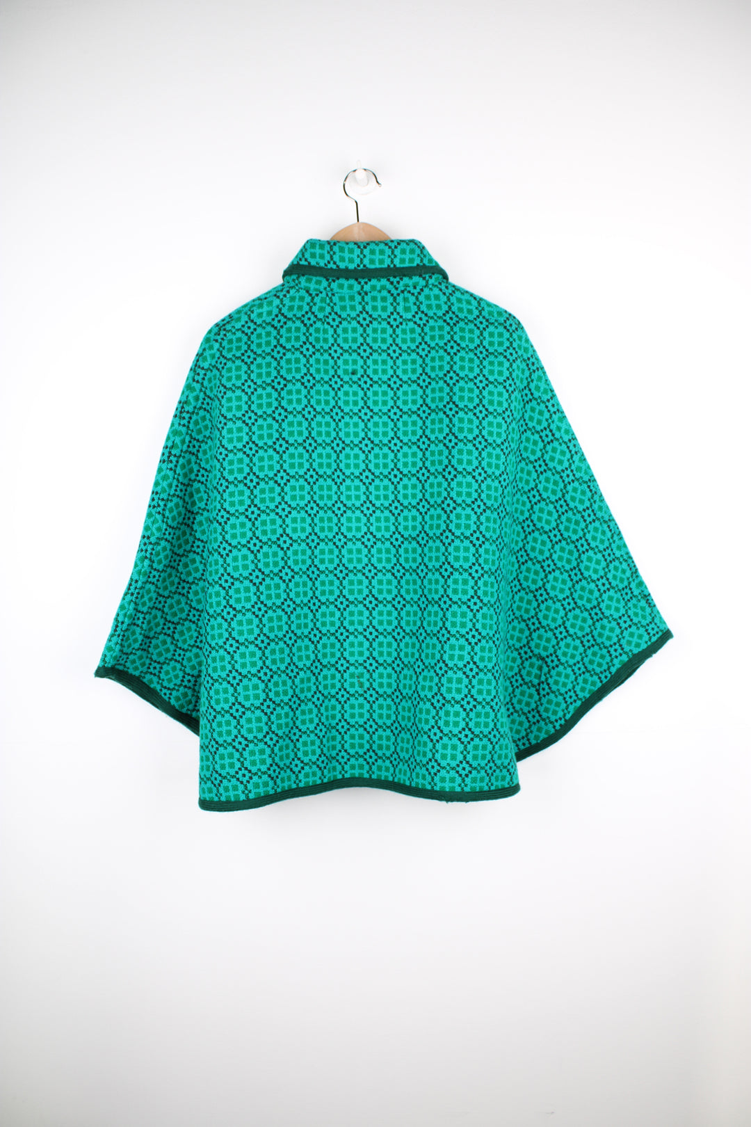 True vintage 1960's green Welsh wool tapestry cape with O ring zip to close. Made by Welsh Woolens. good condition - Missing button (see photos) Size in Label: Womens M