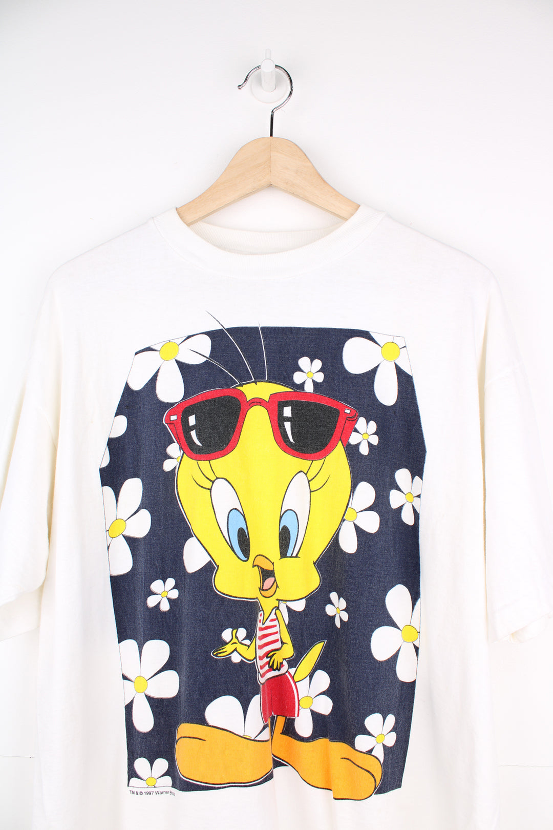 Vintage 90's Looney Tunes t-shirt in an off white, features a summery Tweety Pie graphic on the front 