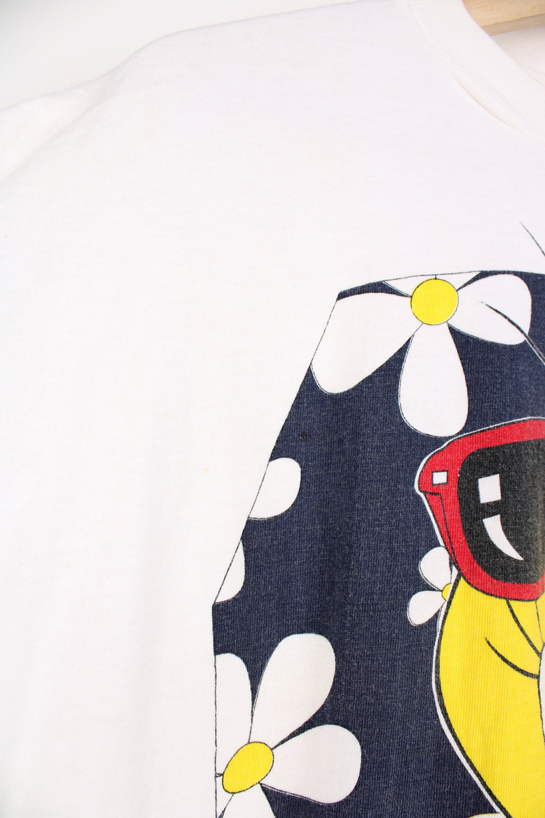 Vintage 90's Looney Tunes t-shirt in an off white, features a summery Tweety Pie graphic on the front 