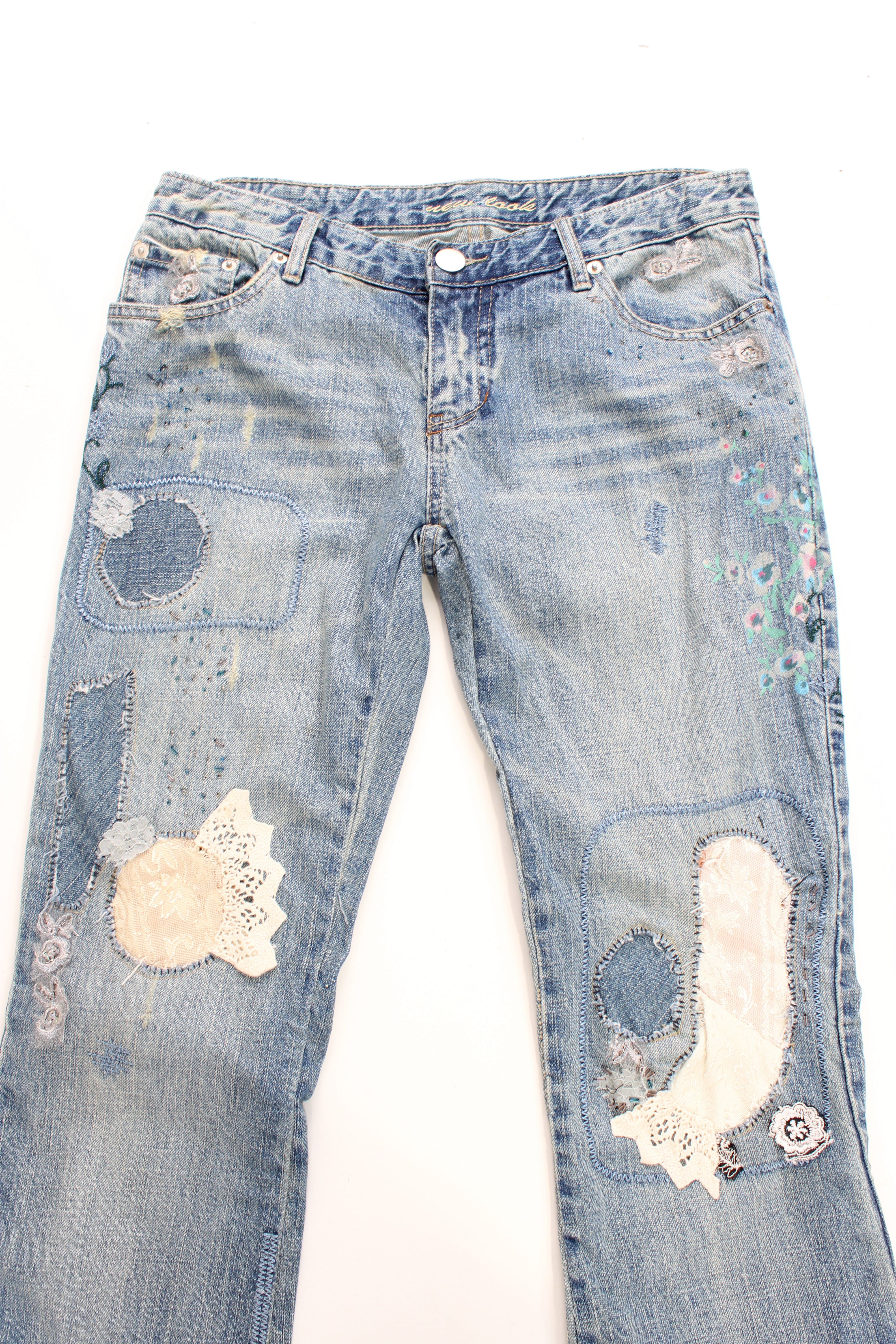 New Look low rise distressed jeans with multiple pockets, and has embroidered patterns and distressed style throughout the jeans.