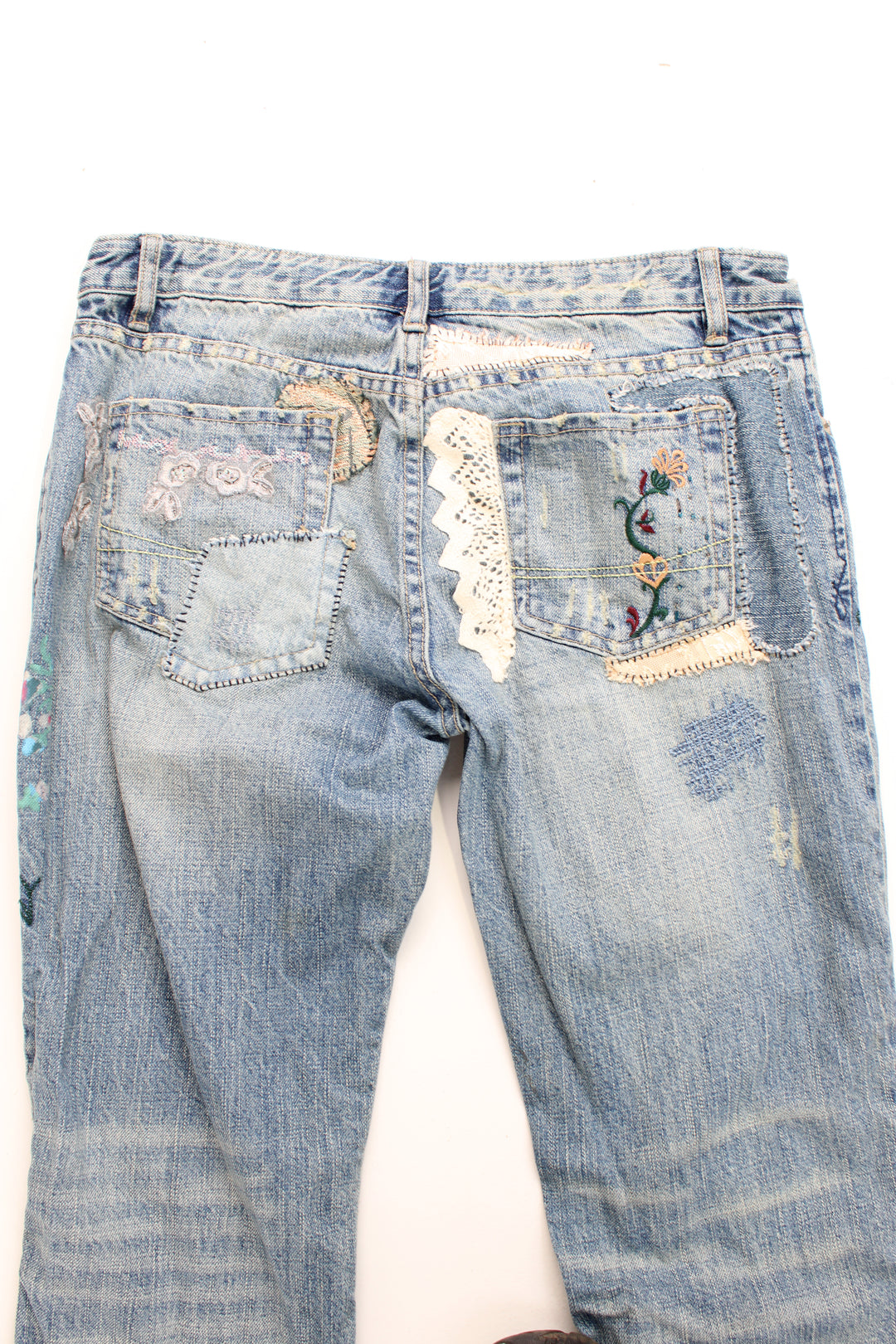 New Look low rise distressed jeans with multiple pockets, and has embroidered patterns and distressed style throughout the jeans.