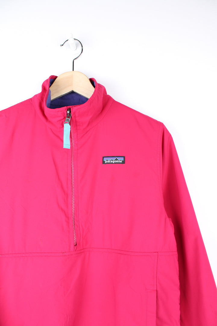 Patagonia Reversible Fleece in either a purple or pink colourway with a fleece or shell option, half zip, pockets and has the logo embroidered on the front.