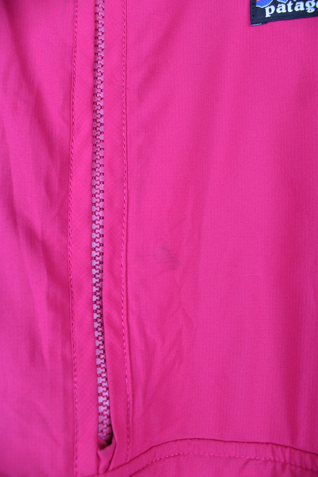 Patagonia Reversible Fleece in either a purple or pink colourway with a fleece or shell option, half zip, pockets and has the logo embroidered on the front.