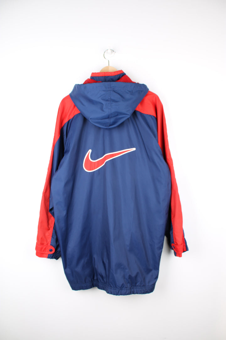 90's red and blue Nike zip through lightweight coat, features embroidered logo on the chest and back of the jacket.