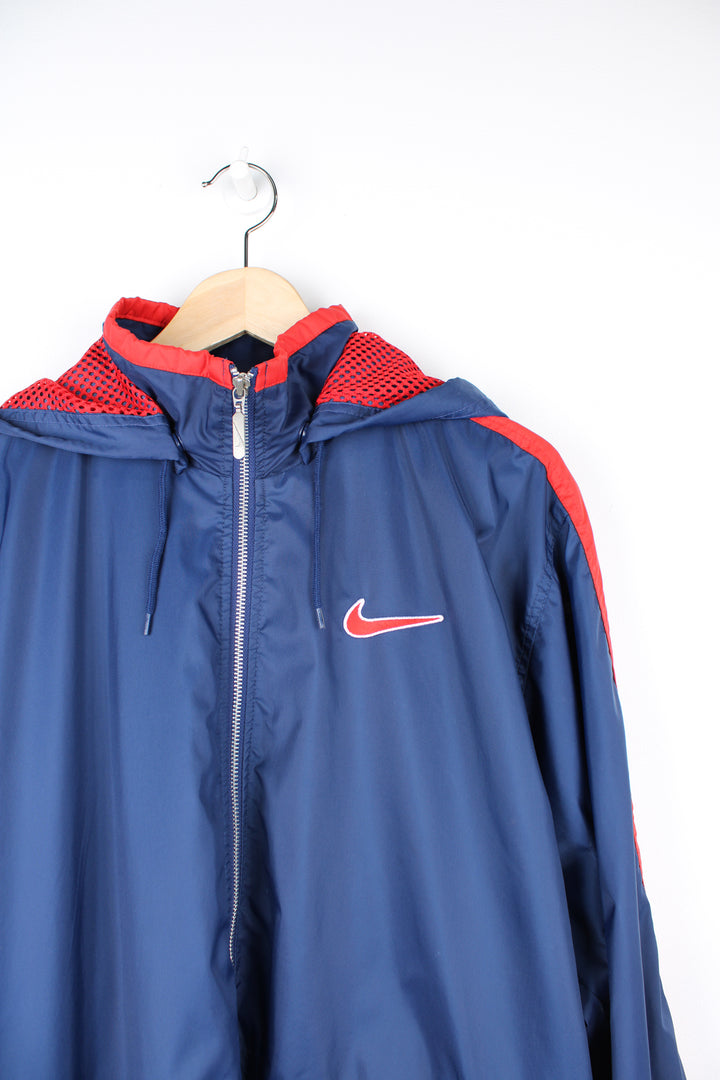 90's red and blue Nike zip through lightweight coat, features embroidered logo on the chest and back of the jacket.